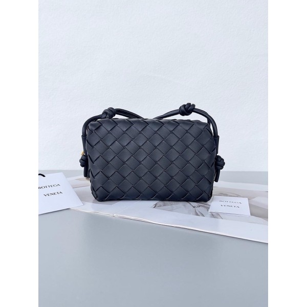 بوتيجا فينيتا كيس 004 الحجم : الحد الأقصى 22×15×8 سم / 17×10×6 سم