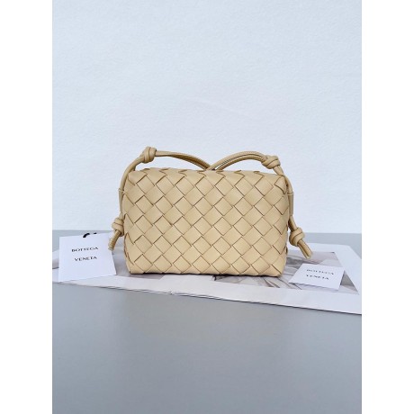 بوتيجا فينيتا كيس 005 الحجم : الحد الأقصى 22×15×8 سم / 17×10×6 سم