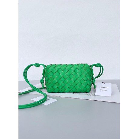 بوتيجا فينيتا كيس 007 الحجم : الحد الأقصى 22×15×8 سم / 17×10×6 سم