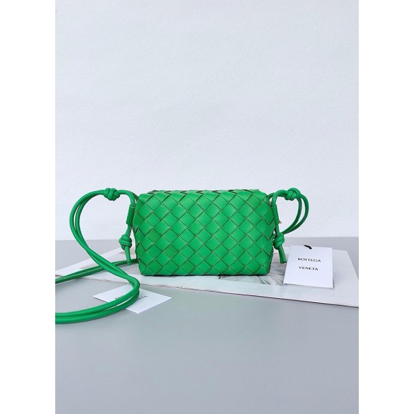 بوتيجا فينيتا كيس 007 الحجم : الحد الأقصى 22×15×8 سم / 17×10×6 سم