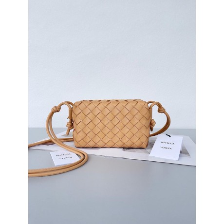 بوتيجا فينيتا كيس 008 الحجم : الحد الأقصى 22×15×8 سم / 17×10×6 سم