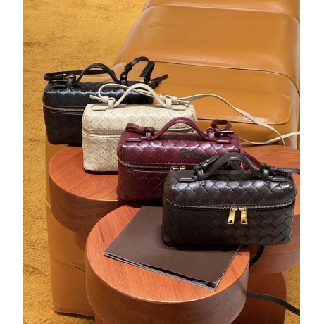 بوتيجا فينيتا كيس 038 الحجم : 22×12.5×5 سم