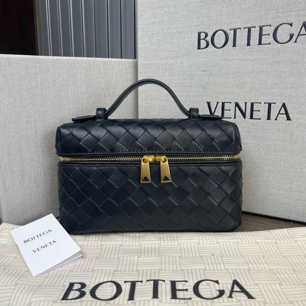 بوتيجا فينيتا كيس 040 الحجم : 22×12.5×5 سم