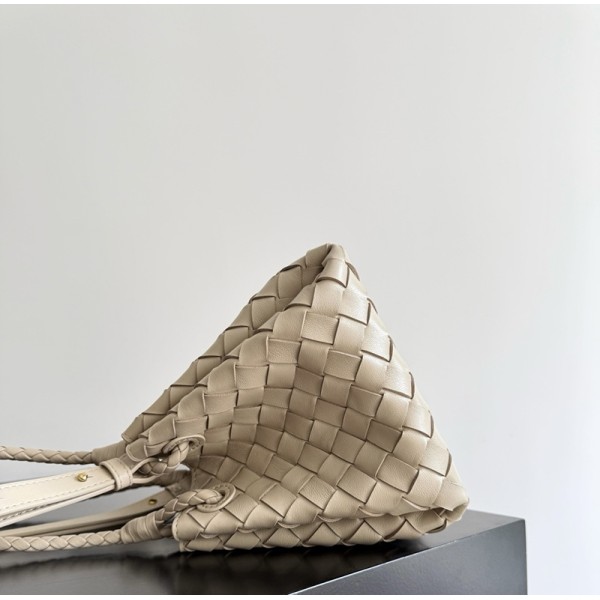 بوتيجا فينيتا كيس 059 الحجم : 21×17×16.5 سم