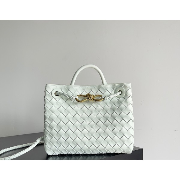 بوتيجا فينيتا كيس 077 الحجم : 25 سم × 22 سم × 10.5 سم