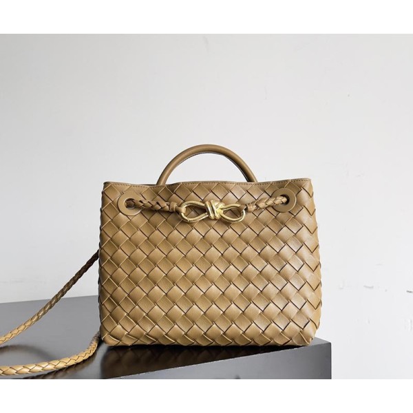 بوتيجا فينيتا كيس 079 الحجم : 25 سم × 22 سم × 10.5 سم