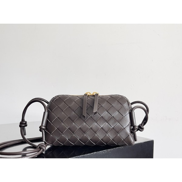 بوتيجا فينيتا كيس 107 الحجم : 18.5×11.5×8.5 سم