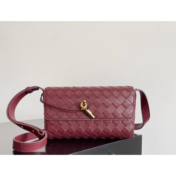 بوتيجا فينيتا كيس 139 الحجم : 21.5×13×4.5 سم