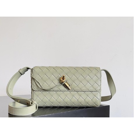 بوتيجا فينيتا كيس 142 الحجم : 21.5×13×4.5 سم