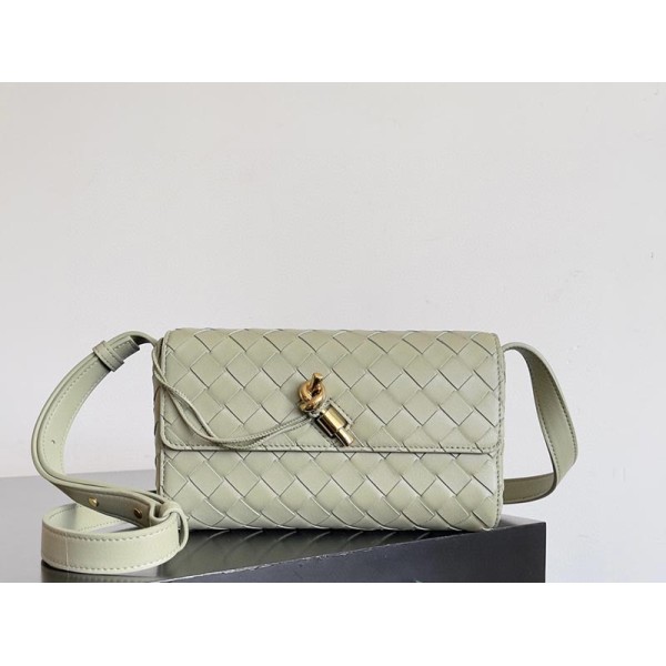 بوتيجا فينيتا كيس 142 الحجم : 21.5×13×4.5 سم