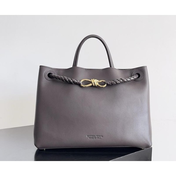 بوتيجا فينيتا كيس 205 الحجم : 32 سم × 24 سم × 12 سم