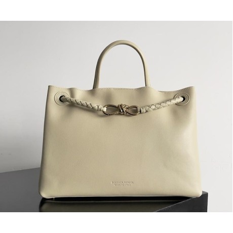 بوتيجا فينيتا كيس 206 الحجم : 32 سم × 24 سم × 12 سم