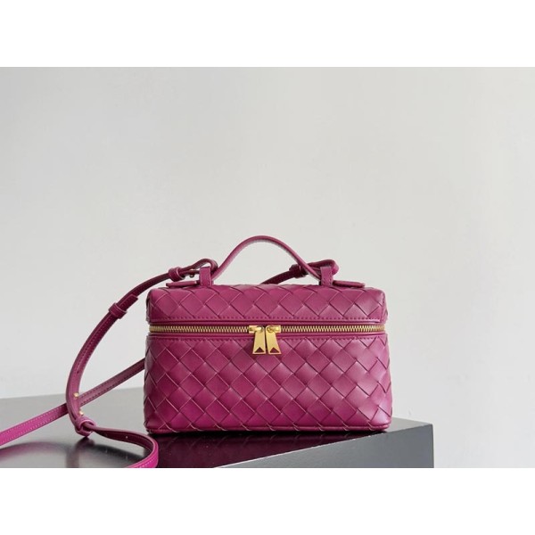 بوتيجا فينيتا كيس 247 الحجم : 22×12.5×5 سم