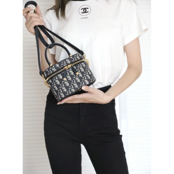 Bag-Dior-203 Size :  16 x 11 x 9.5 cm 