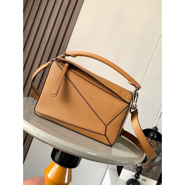 Bag-Loe-065 Size :   24x16x19 cm