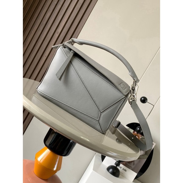 Bag-Loe-072 Size :   24x16x26 cm