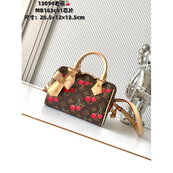 M13094  Bag-Lvbag-076 Size :   13.5 x 12 x 20.5 cm 